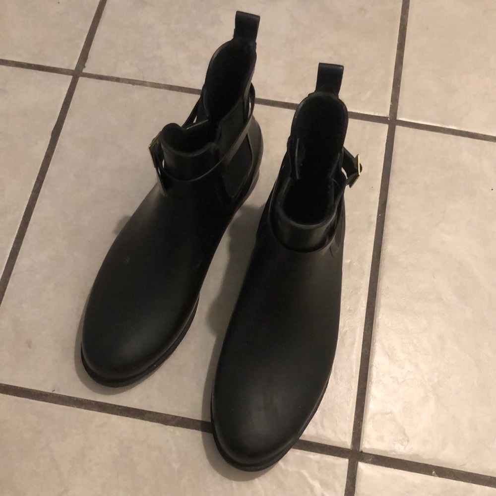 Short black rain boots